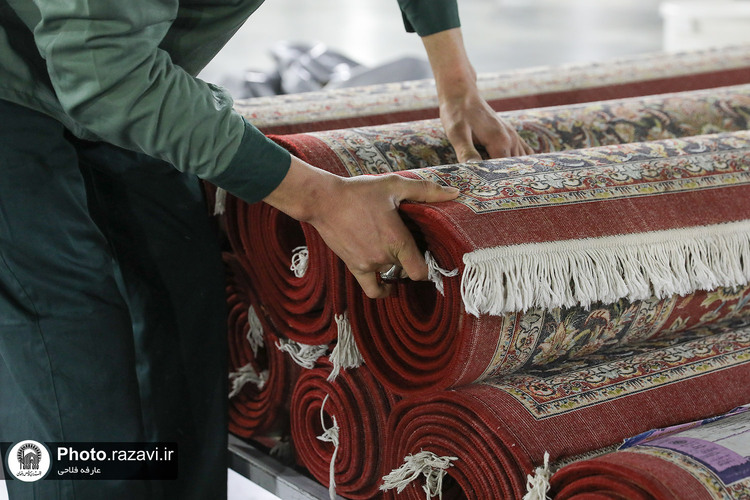 خادمان فرش حرم مطهر رضوی