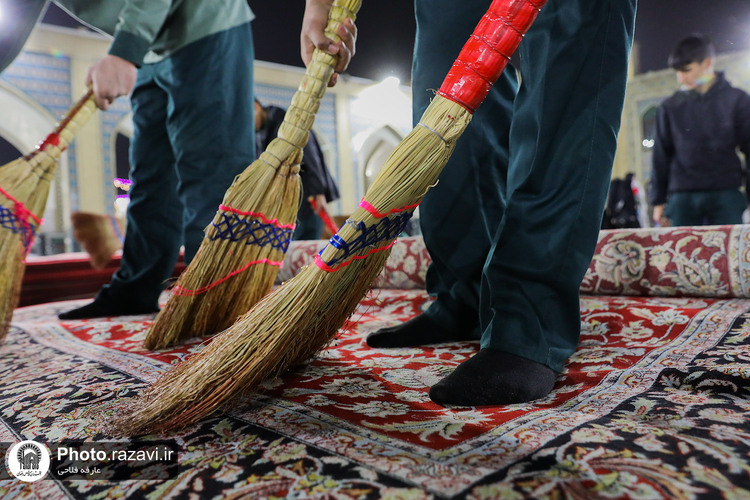 خادمان فرش حرم مطهر رضوی
