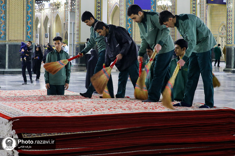 خادمان فرش حرم مطهر رضوی