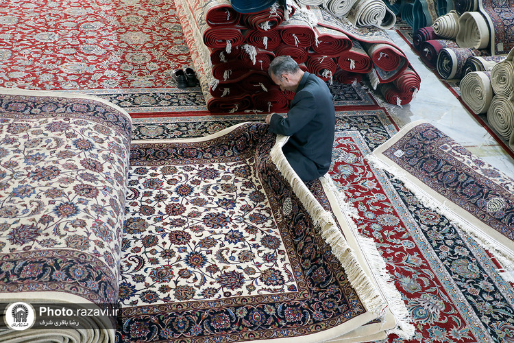 خادمان فرش حرم مطهر رضوی