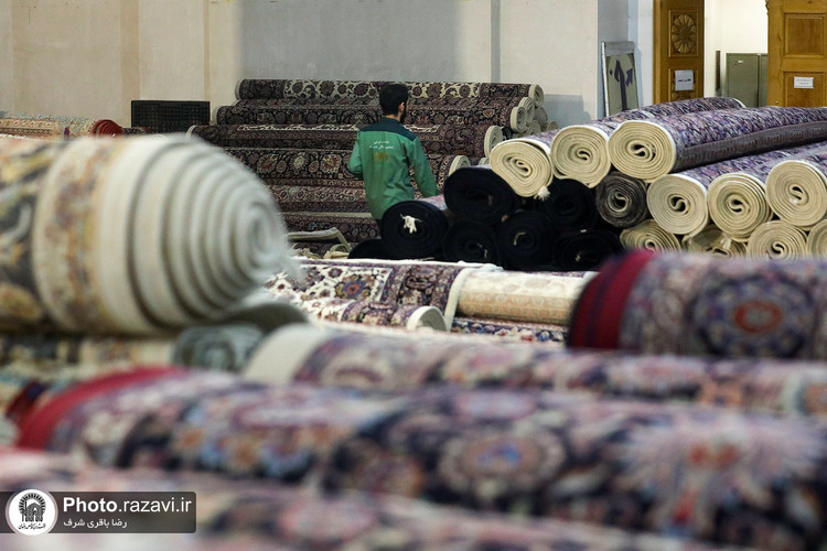 خادمان فرش حرم مطهر رضوی