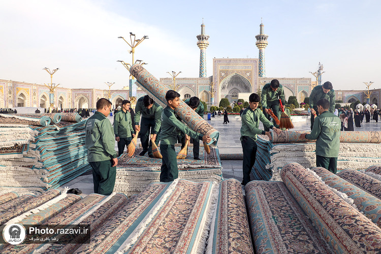 خادمان فرش حرم مطهر رضوی