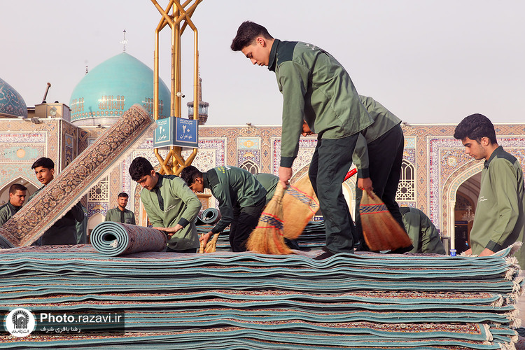خادمان فرش حرم مطهر رضوی