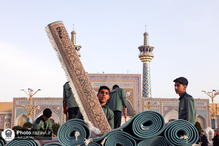 خادمان فرش حرم مطهر رضوی