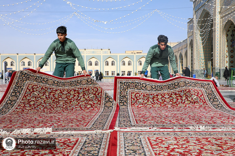خادمان فرش حرم مطهر رضوی