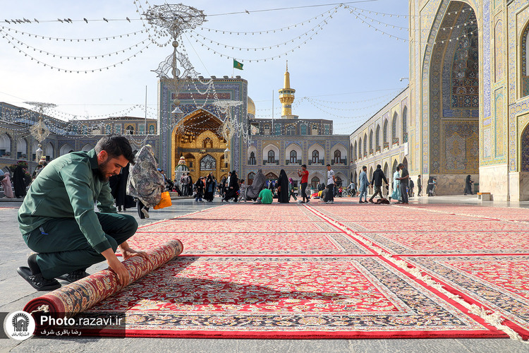 خادمان فرش حرم مطهر رضوی