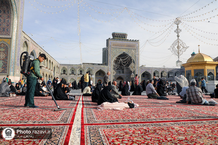 خادمان فرش حرم مطهر رضوی