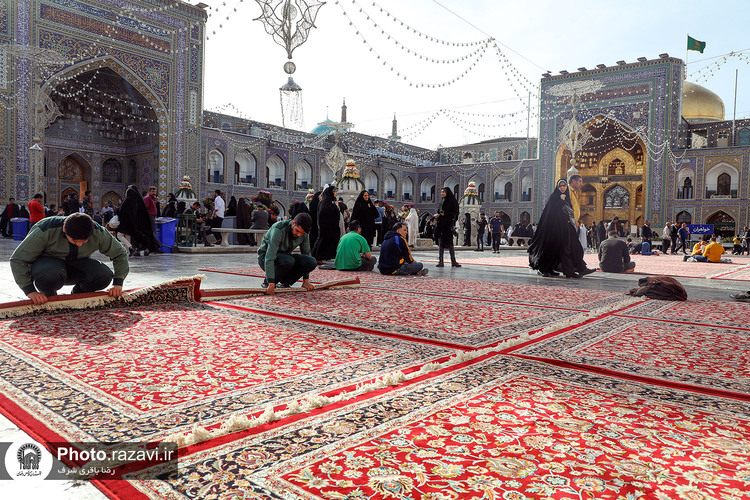 خادمان فرش حرم مطهر رضوی