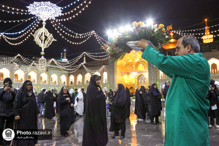 گل‌آرایی حرم مطهر رضوی در شب میلاد امام رضا علیه‌السلام