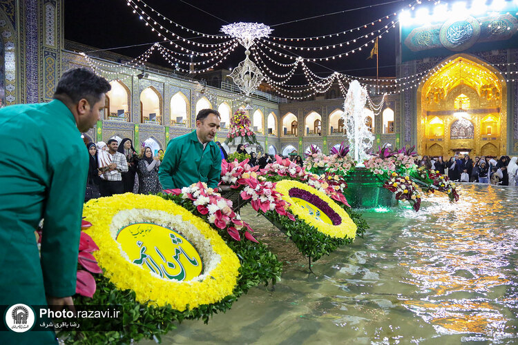گل‌آرایی حرم مطهر رضوی در شب میلاد امام رضا علیه‌السلام
