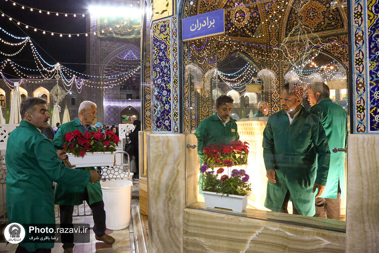 گل‌آرایی حرم مطهر رضوی در شب میلاد امام رضا علیه‌السلام