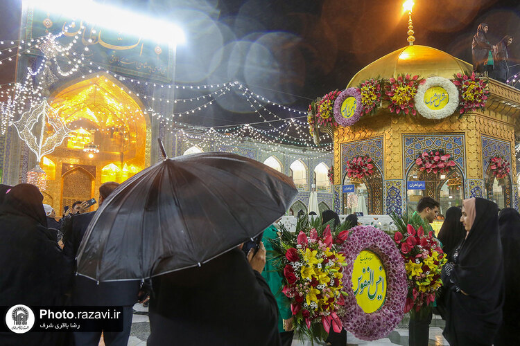 گل‌آرایی حرم مطهر رضوی در شب میلاد امام رضا علیه‌السلام