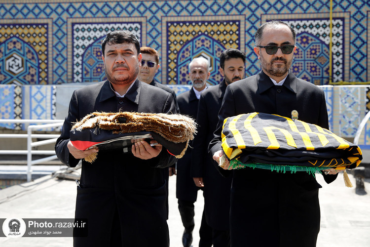 تعویض پرچم حرم مطهر رضوی به‌ مناسبت شهادت رئیس جمهور و جمعی از مسئولان