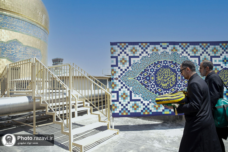 تعویض پرچم حرم مطهر رضوی به‌ مناسبت شهادت رئیس جمهور و جمعی از مسئولان