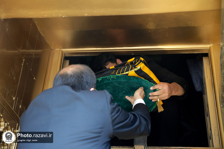 تعویض پرچم حرم مطهر رضوی به‌ مناسبت شهادت رئیس جمهور و جمعی از مسئولان