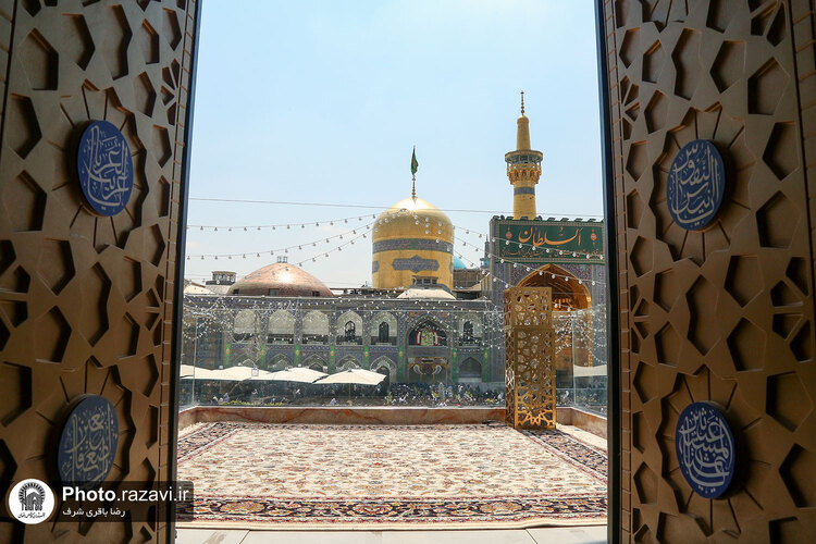 تعویض پرچم حرم مطهر رضوی به‌ مناسبت شهادت رئیس جمهور و جمعی از مسئولان