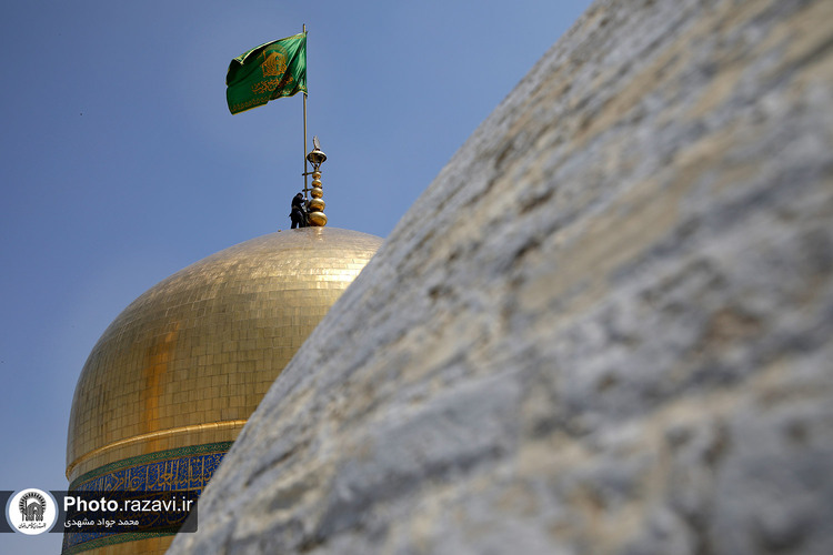 تعویض پرچم حرم مطهر رضوی به‌ مناسبت شهادت رئیس جمهور و جمعی از مسئولان
