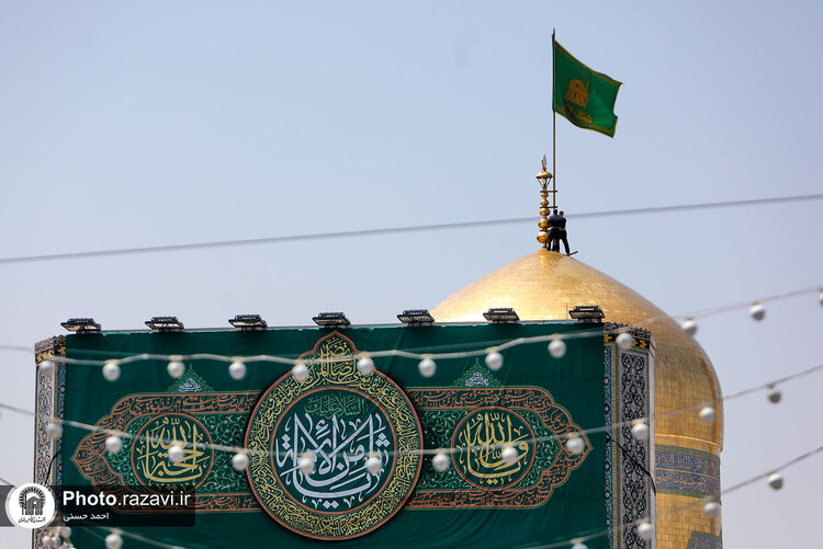 تعویض پرچم حرم مطهر رضوی به‌ مناسبت شهادت رئیس جمهور و جمعی از مسئولان