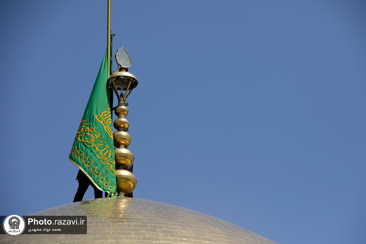 تعویض پرچم حرم مطهر رضوی به‌ مناسبت شهادت رئیس جمهور و جمعی از مسئولان