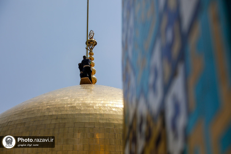 تعویض پرچم حرم مطهر رضوی به‌ مناسبت شهادت رئیس جمهور و جمعی از مسئولان