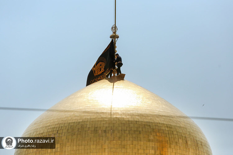 تعویض پرچم حرم مطهر رضوی به‌ مناسبت شهادت رئیس جمهور و جمعی از مسئولان