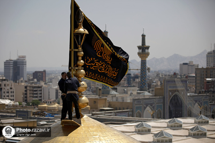 تعویض پرچم حرم مطهر رضوی به‌ مناسبت شهادت رئیس جمهور و جمعی از مسئولان