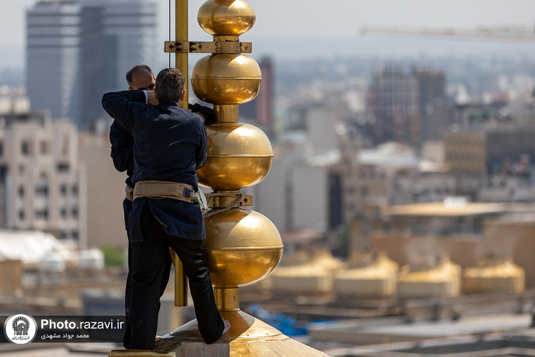 تعویض پرچم حرم مطهر رضوی به‌ مناسبت شهادت رئیس جمهور و جمعی از مسئولان