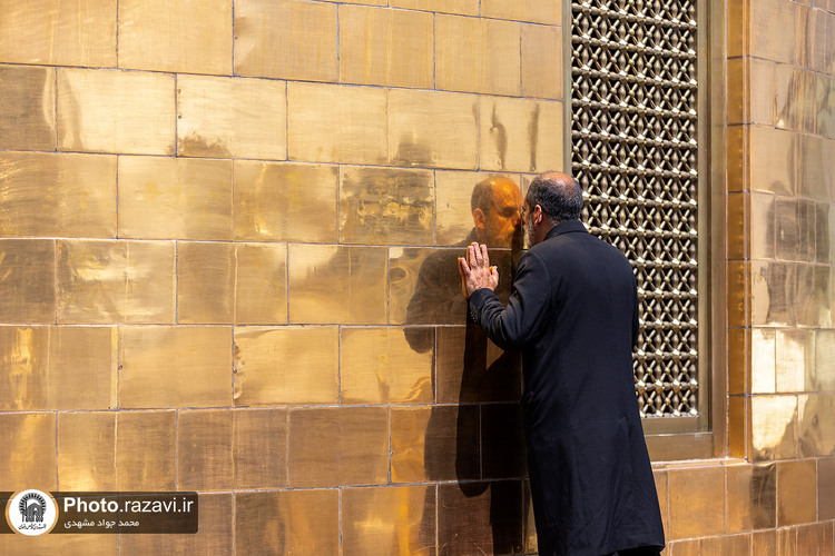 تعویض پرچم حرم مطهر رضوی به‌ مناسبت شهادت رئیس جمهور و جمعی از مسئولان
