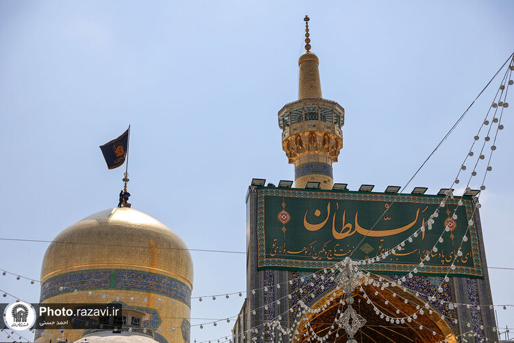 تعویض پرچم حرم مطهر رضوی به‌ مناسبت شهادت رئیس جمهور و جمعی از مسئولان