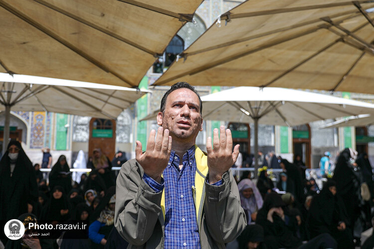 تعویض پرچم حرم مطهر رضوی به‌ مناسبت شهادت رئیس جمهور و جمعی از مسئولان