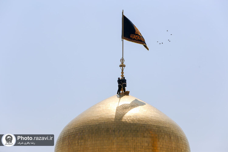 تعویض پرچم حرم مطهر رضوی به‌ مناسبت شهادت رئیس جمهور و جمعی از مسئولان