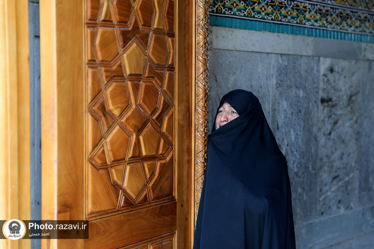 تعویض پرچم حرم مطهر رضوی به‌ مناسبت شهادت رئیس جمهور و جمعی از مسئولان