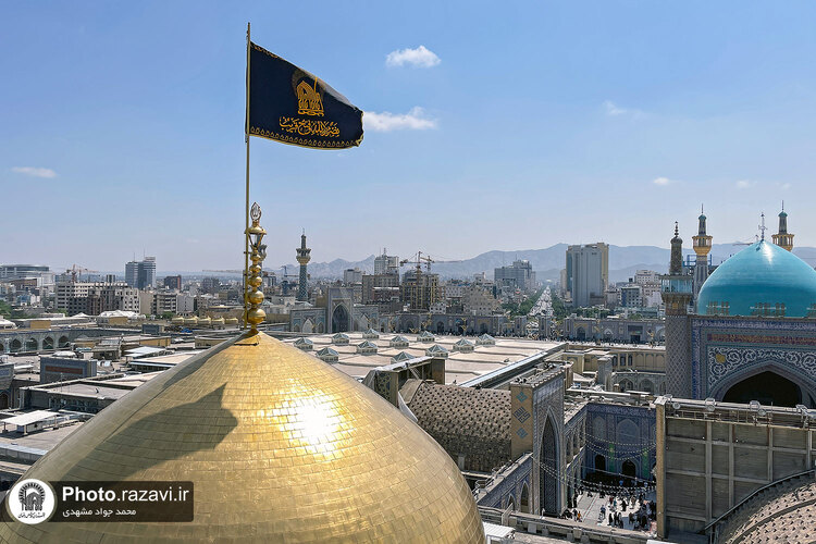 تعویض پرچم حرم مطهر رضوی به‌ مناسبت شهادت رئیس جمهور و جمعی از مسئولان