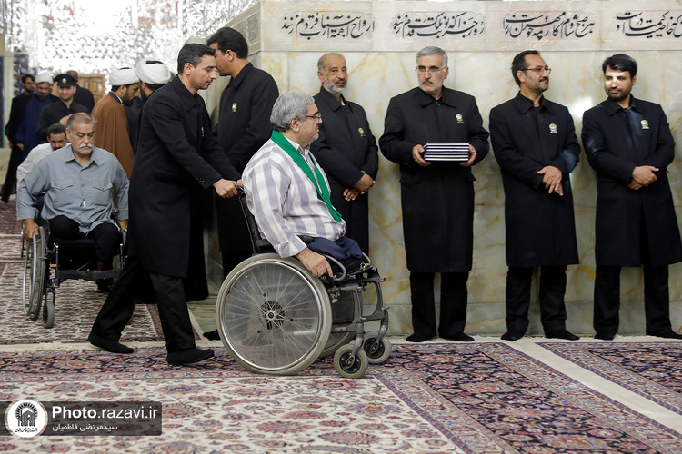 غبارروبی ضریح مطهر رضوی در آستانه دهه «ولایت و امامت»