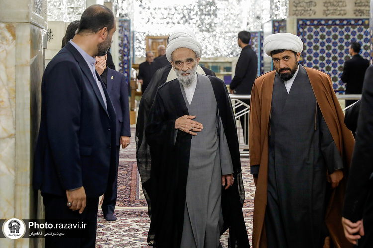 غبارروبی ضریح مطهر رضوی در آستانه دهه «ولایت و امامت»