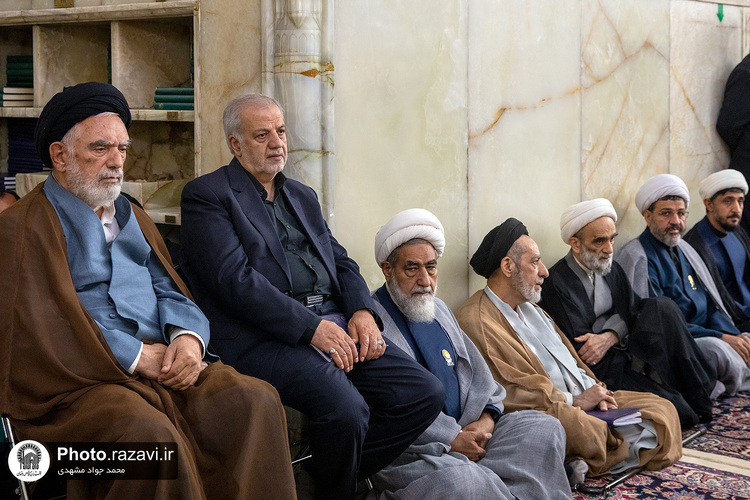 غبارروبی ضریح مطهر رضوی در آستانه دهه «ولایت و امامت»