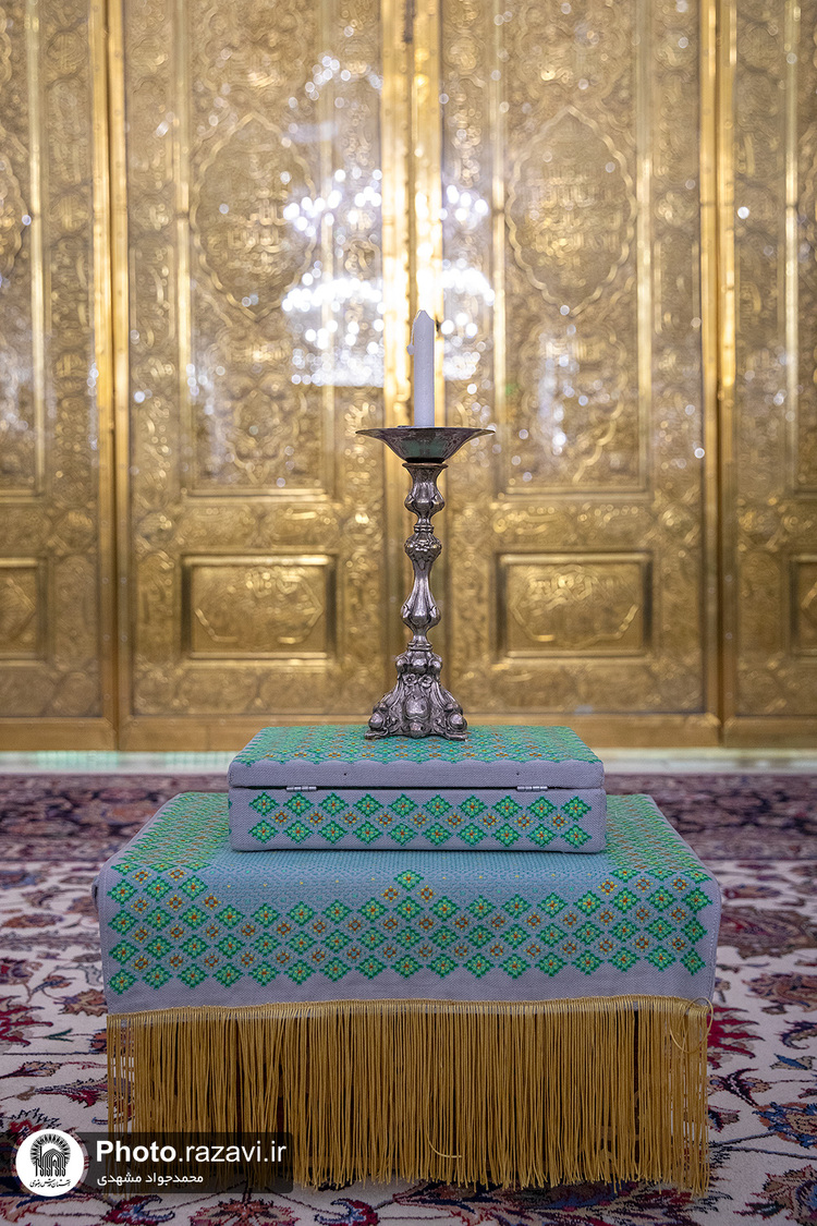 غبارروبی ضریح مطهر رضوی در آستانه دهه «ولایت و امامت»