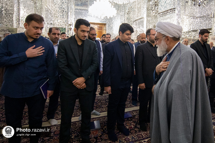 غبارروبی ضریح مطهر رضوی در آستانه دهه «ولایت و امامت»