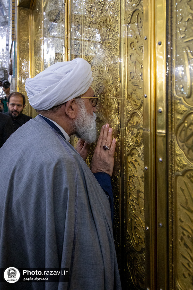 غبارروبی ضریح مطهر رضوی در آستانه دهه «ولایت و امامت»