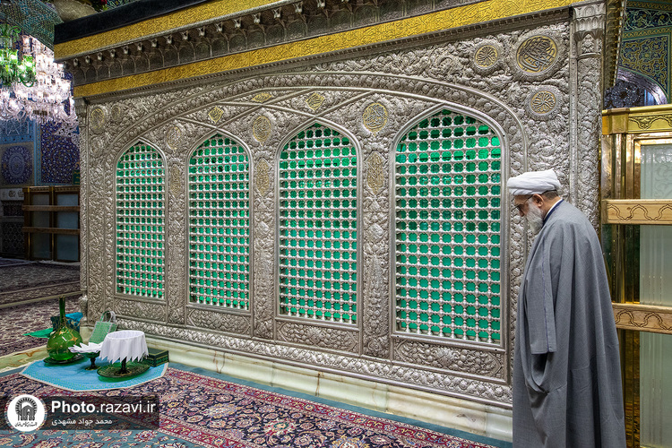 غبارروبی ضریح مطهر رضوی در آستانه دهه «ولایت و امامت»