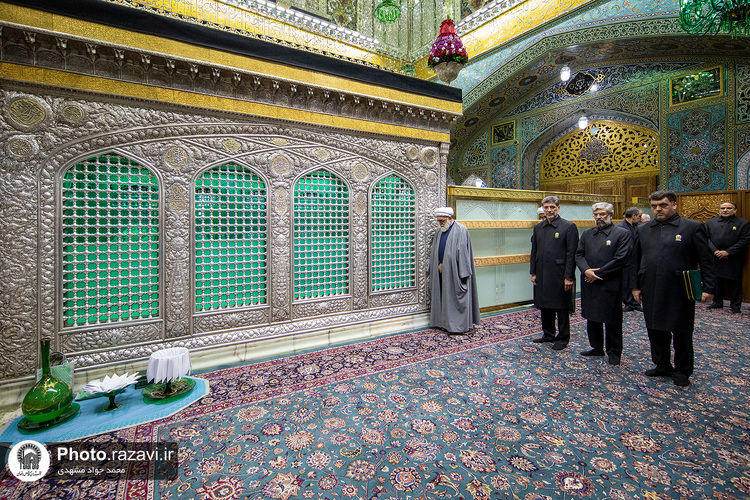 غبارروبی ضریح مطهر رضوی در آستانه دهه «ولایت و امامت»