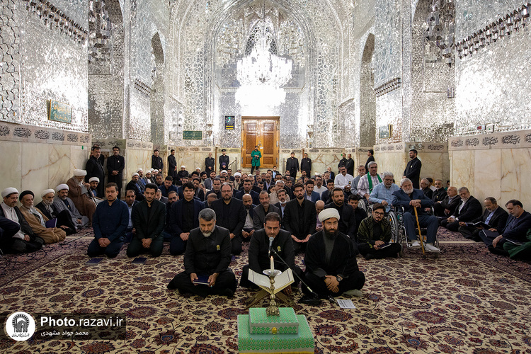 غبارروبی ضریح مطهر رضوی در آستانه دهه «ولایت و امامت»