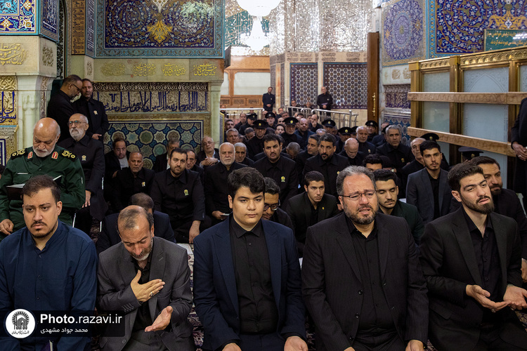 غبارروبی ضریح مطهر رضوی در آستانه دهه «ولایت و امامت»