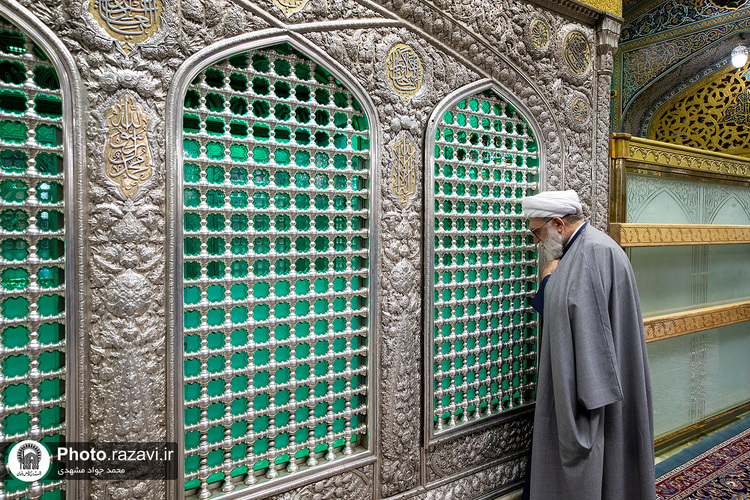 غبارروبی ضریح مطهر رضوی در آستانه دهه «ولایت و امامت»