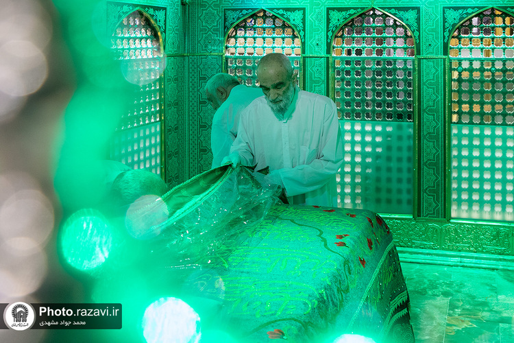 غبارروبی ضریح مطهر رضوی در آستانه دهه «ولایت و امامت»