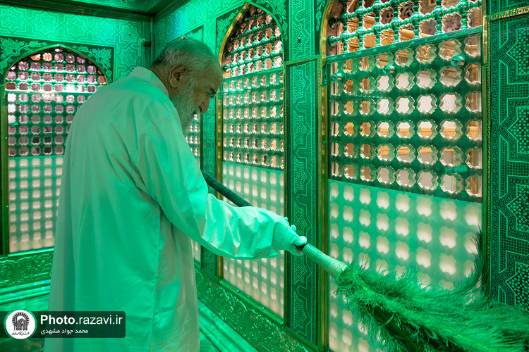 غبارروبی ضریح مطهر رضوی در آستانه دهه «ولایت و امامت»