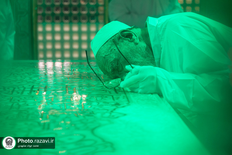 غبارروبی ضریح مطهر رضوی در آستانه دهه «ولایت و امامت»