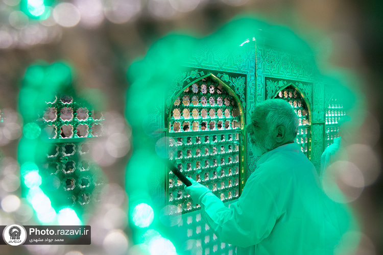 غبارروبی ضریح مطهر رضوی در آستانه دهه «ولایت و امامت»