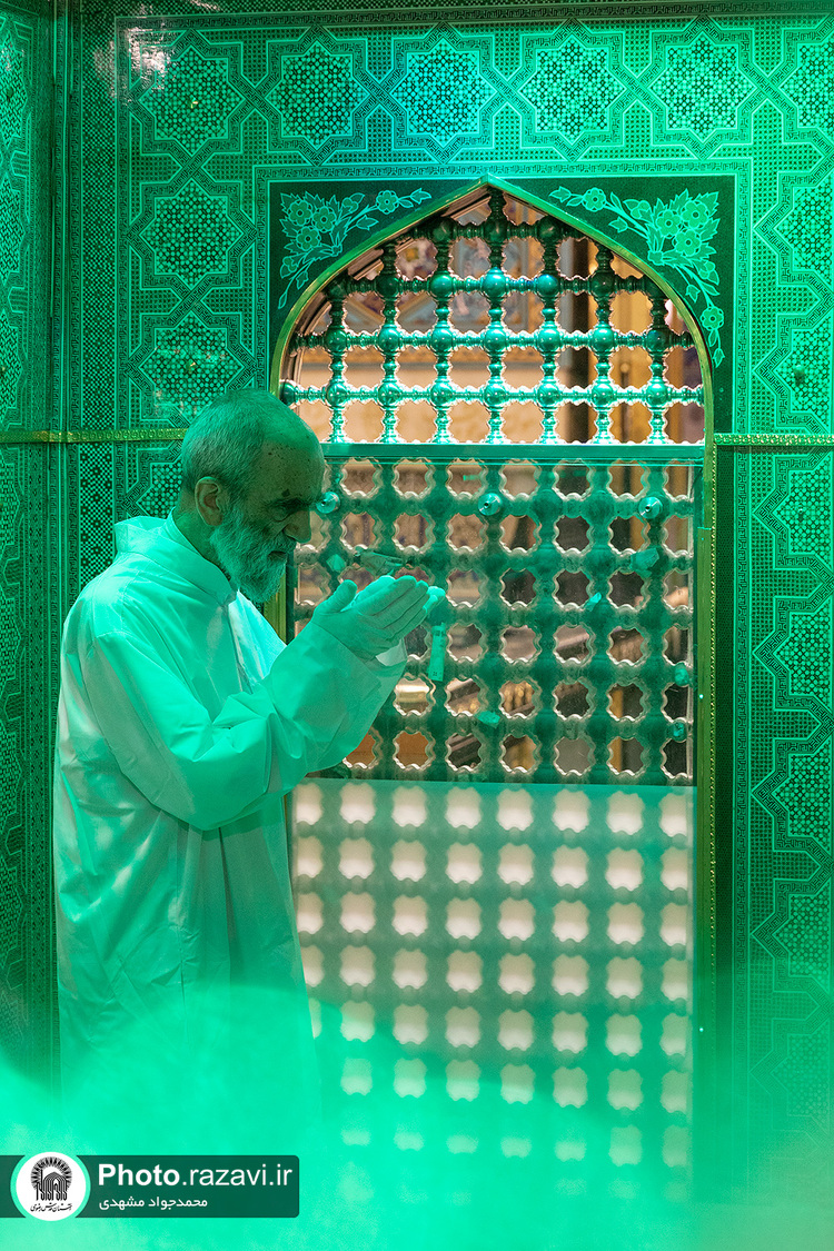 غبارروبی ضریح مطهر رضوی در آستانه دهه «ولایت و امامت»