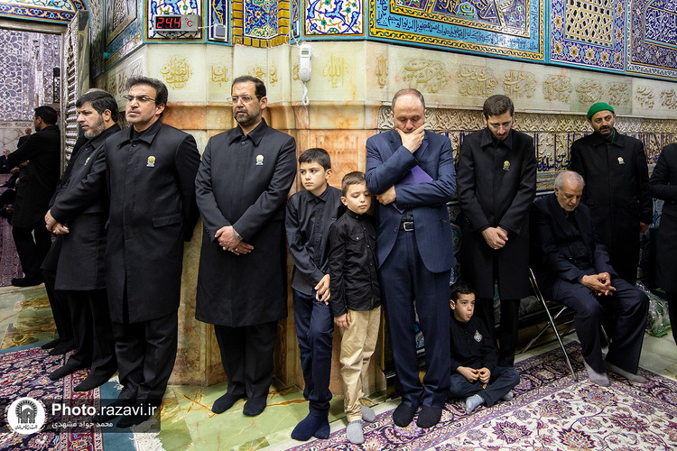 غبارروبی ضریح مطهر رضوی در آستانه دهه «ولایت و امامت»